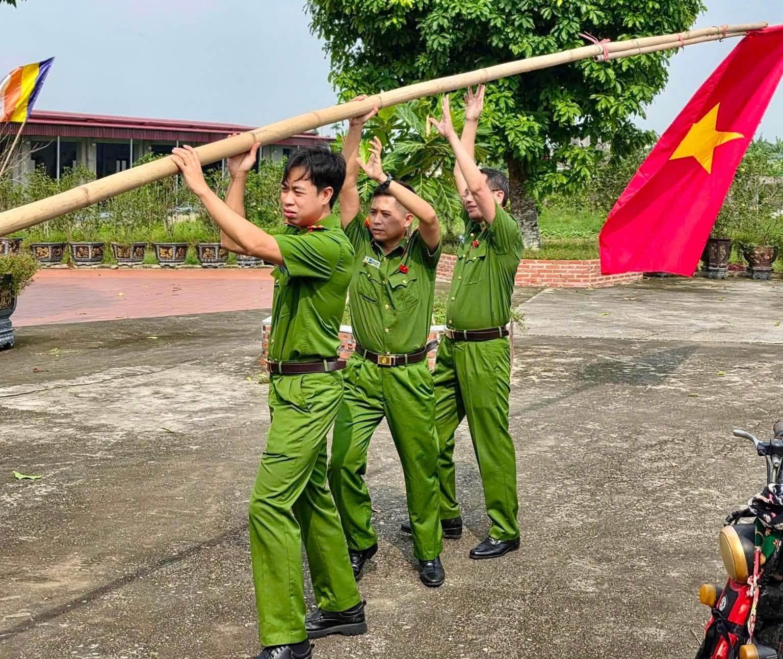 Xã An Khánh: Trao tặng Cờ Tổ quốc đến các cơ sở tôn giáo dịp Quốc khánh 2/9 
